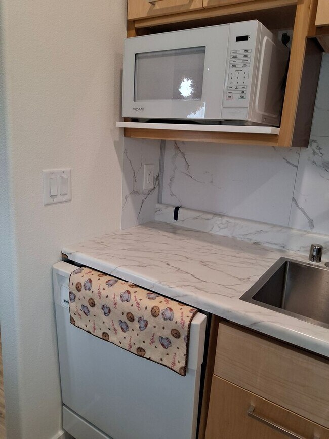 Building Photo - Move-in Ready Furnished Apartment