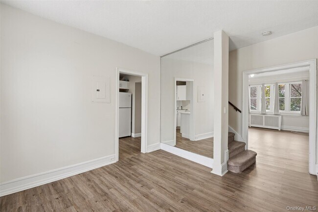 Foto del edificio - 220-20 Garth Rd