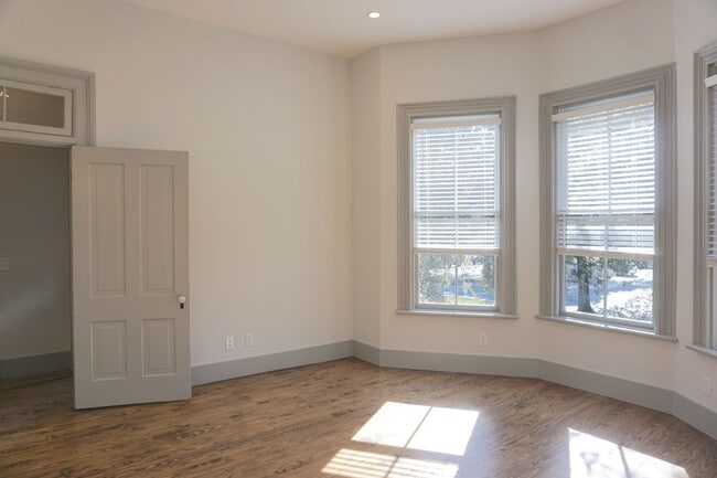 Building Photo - 552 E Liberty