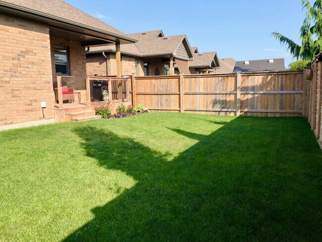 Photo du bâtiment - GORGEOUS 2 bed 2 bath home in South Grove Meadows Strathroy