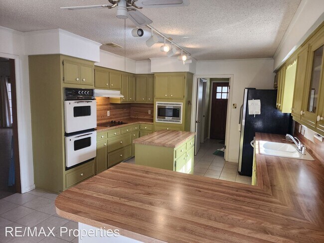 Building Photo - 3 br, 2 bath House - 1036 Chippenham Drive