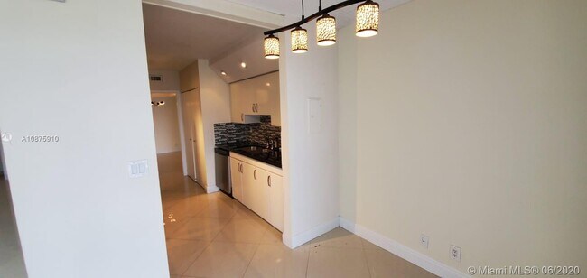 Building Photo - 19707  Turnberry Way 20G Aventura Fl 33180