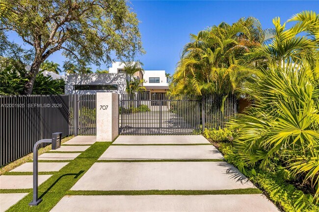 Foto del edificio - 707 NE 77th St