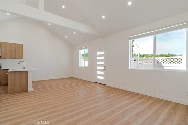 Foto del edificio - 7570 Chaminade Ave