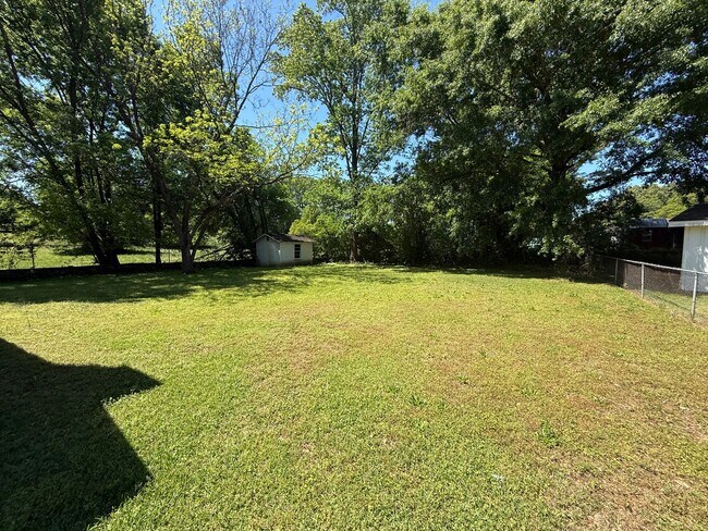 Foto del edificio - ** 3 bed 1 bath located in Forest Hills ** Call 334-366-9198 to schedule a self showing