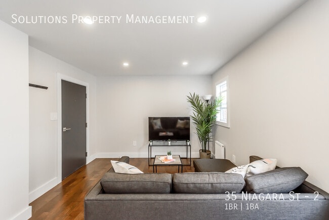 Building Photo - **Renovated 1 Bedroom Unit in Small Quiet ...
