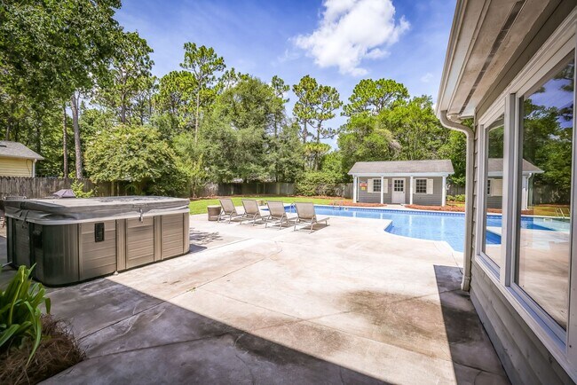 Foto del edificio - SHORT TERM LEASE ONLY! Fully Furnished Wil...