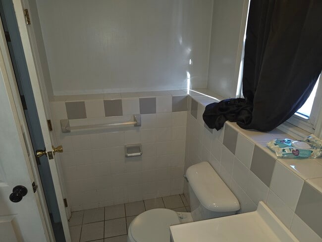2nd bathroom - 11 Boyden St