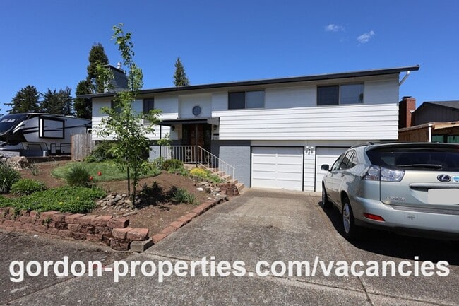 Building Photo - NE 22nd Ct - Gresham 4 bedroom split level home