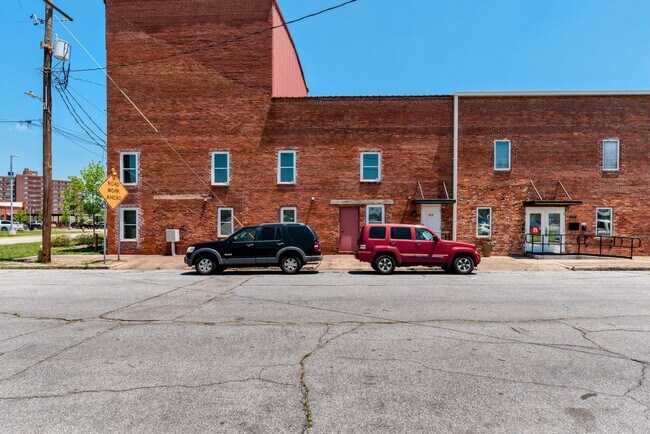 Foto del edificio - MOVE IN SPECIAL 1/2 OFF Your 2nd Months Rent!  - 2 bed/2 bath unit in Downtown Augusta, with wash...
