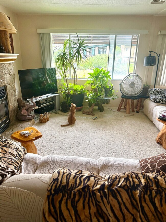 Foto del edificio - 444 Whispering Pines Dr