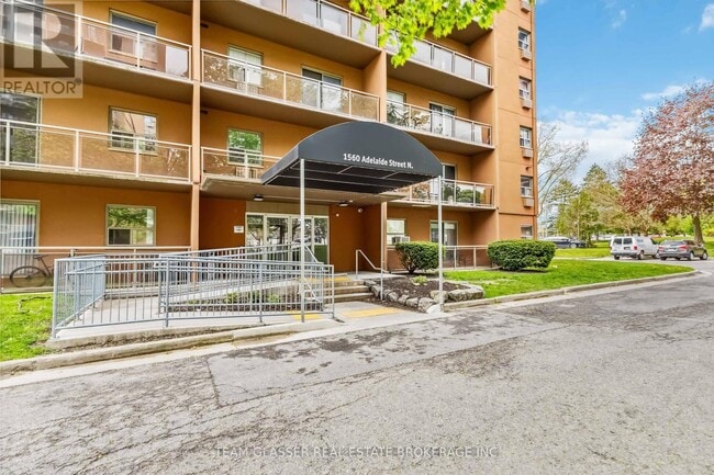 Photo du bâtiment - 1560 Adelaide St N
