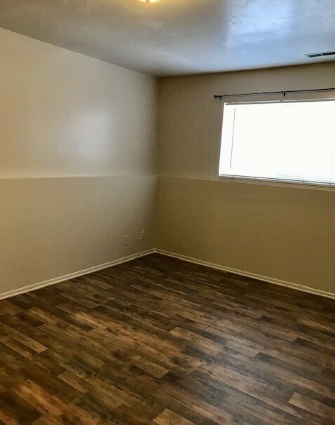 Foto del edificio - 3828 Camelot Village Ct