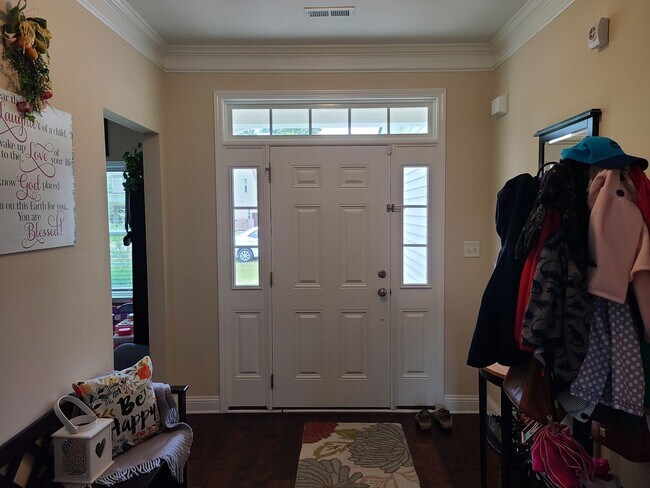 Foto del edificio - Beautiful, spacious 4 bedroom, 2.5 bath ho...