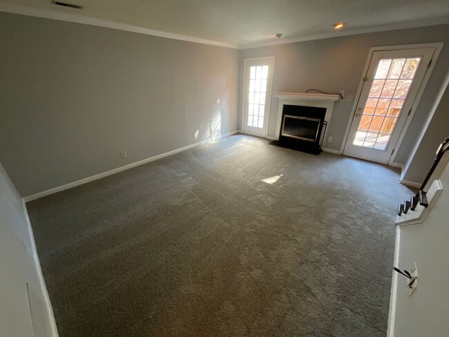 Foto del edificio - New listing in Greensboro- 2 BR, 2.5 Bathr...