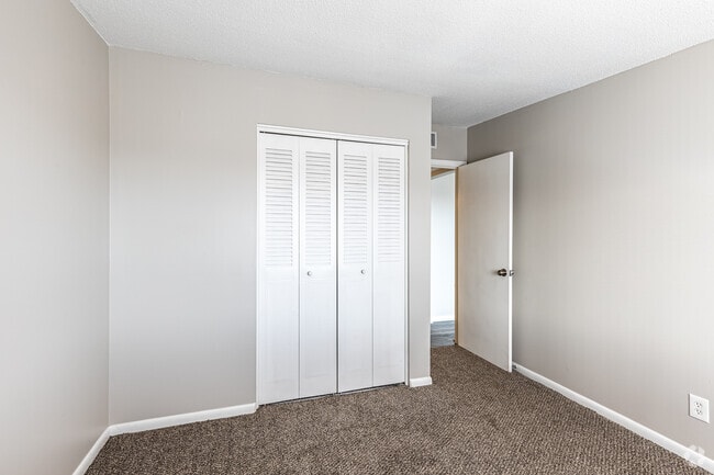 3BR, 1.5BA - 900SF - Stonleigh Court Apartment Homes