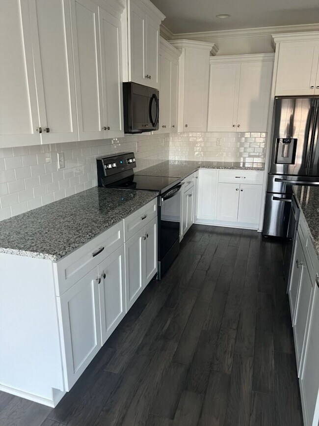 Foto del edificio - Beautiful 3 Bed 2 Bath Available this Fall!