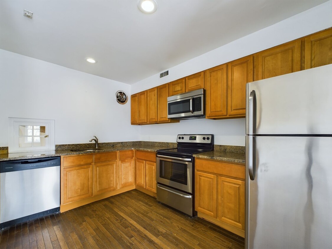 Foto principal - Fairmount 2 bed/1bath Bi-Level on Green St...