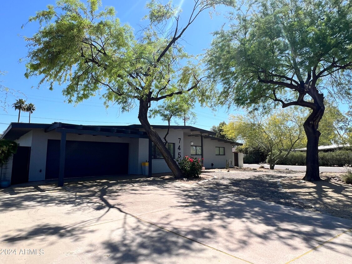 Foto principal - 745 E Loyola Dr