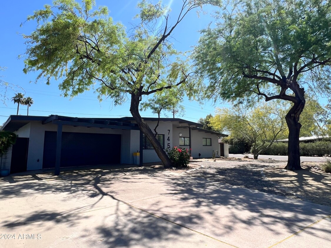 Primary Photo - 745 E Loyola Dr