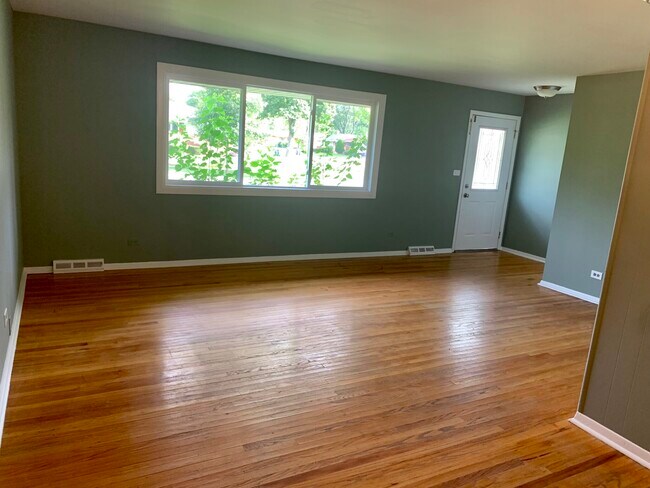 Living Room - 475 Berkshire Ln