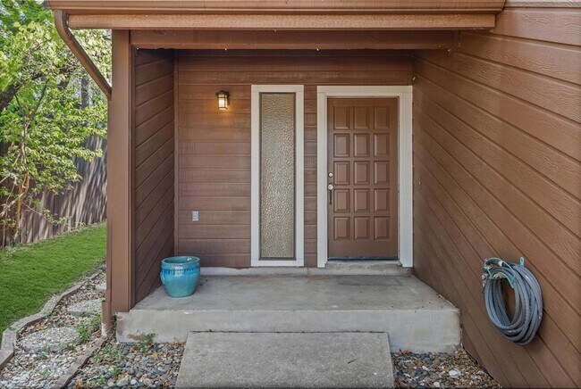 Foto del edificio - 8113 Baywood Dr