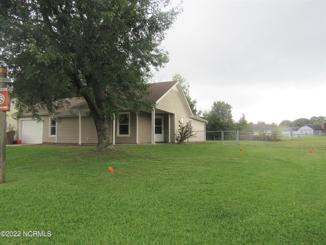 415 Hunting Green Dr, Jacksonville, NC 28546 House Rental in
