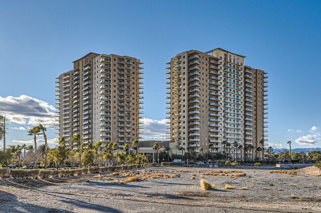 Building Photo - MOVE IN SPECIAL! $500.00 OFF 1ST MONTHS RE...