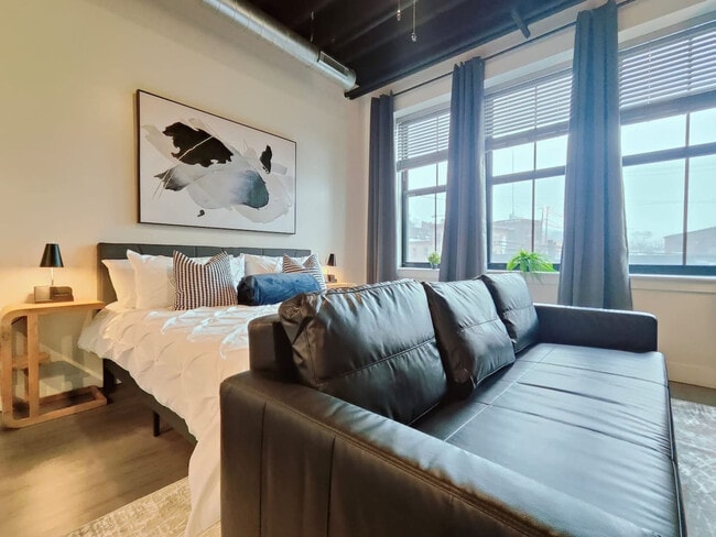 Building Photo - 212 W Roberts Ave