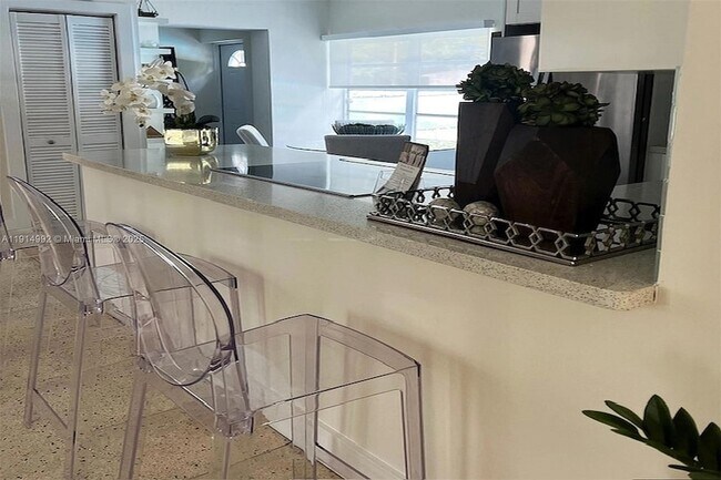 Foto del edificio - 827 NE 140th St