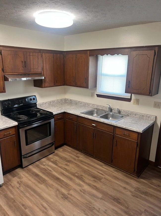 Building Photo - Spacious 3 Bedroom, 1 Bathroom Duplex