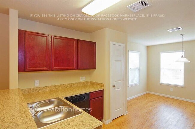 Foto del edificio - 18811 Dennington Dr