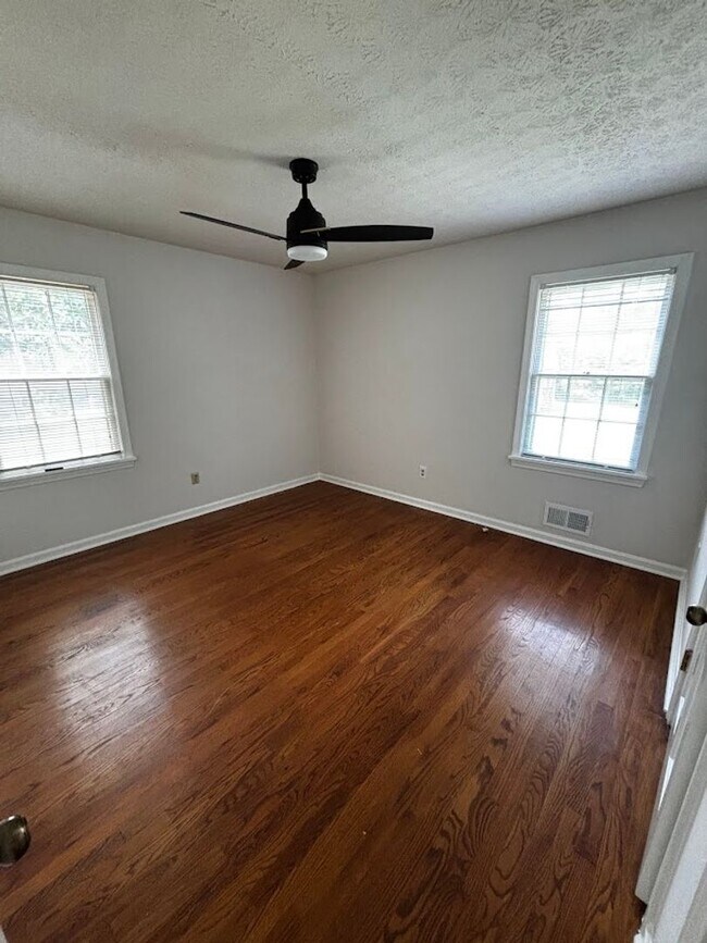 Foto del edificio - Large 4 Bedroom 2 Bath Home