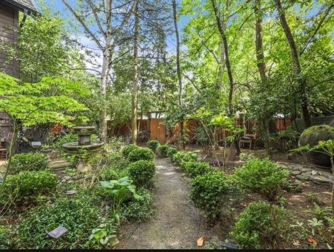 Foto del edificio - Charming 2BR Townhome in Portland