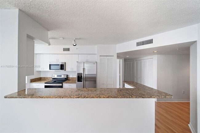Foto del edificio - 1111 Brickell Bay Dr