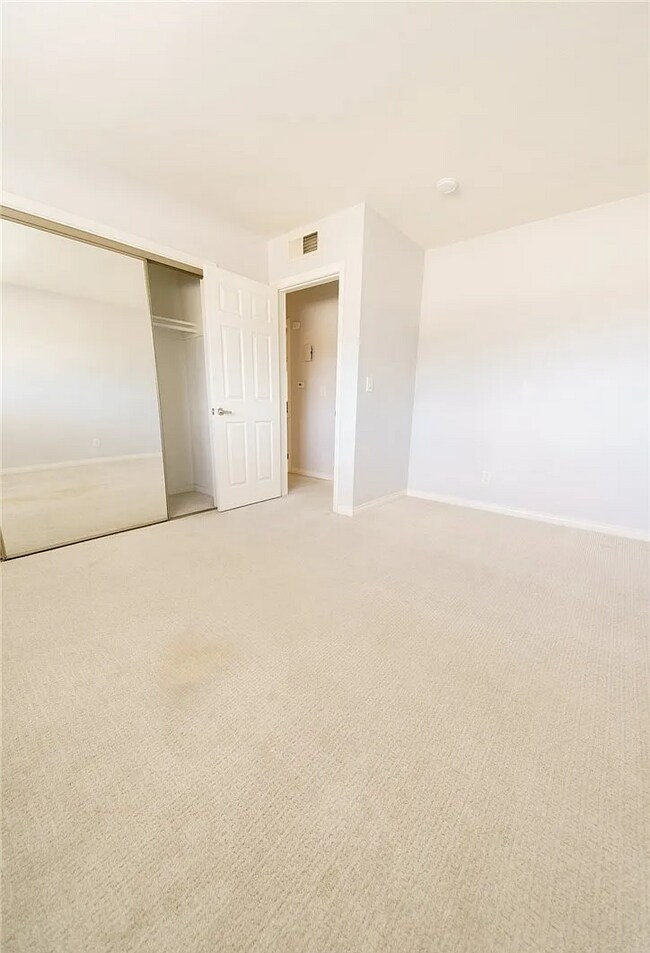 Foto del edificio - WELL MAINTAINED CONDO AT CREEKSIDE VILLAGE!