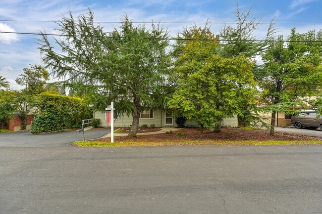 Building Photo - Charming 3 Bedroom, 2 Bath Home Close to Town