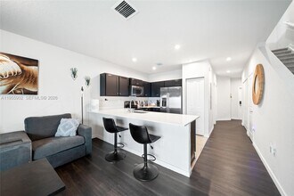 Building Photo - 1050 W Davis Pkwy