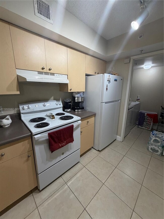 Foto del edificio - 2451 Centergate Dr