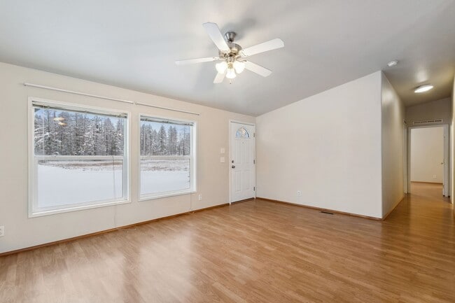 Building Photo - Great 2 bedroom, 2 bath, long term rental ...