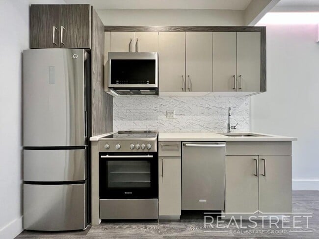 Building Photo - Modern New Studio in Bushwick!