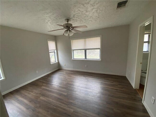 Foto del edificio - 906 N LBJ Dr