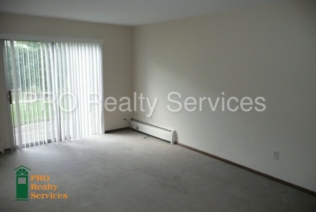 Building Photo - 910 6th St S