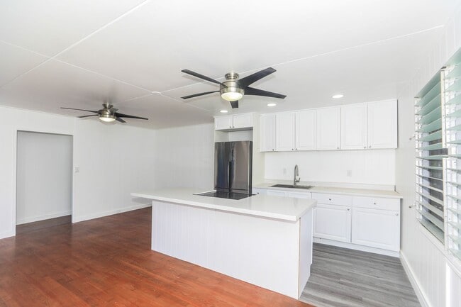 Building Photo - 1520-BK