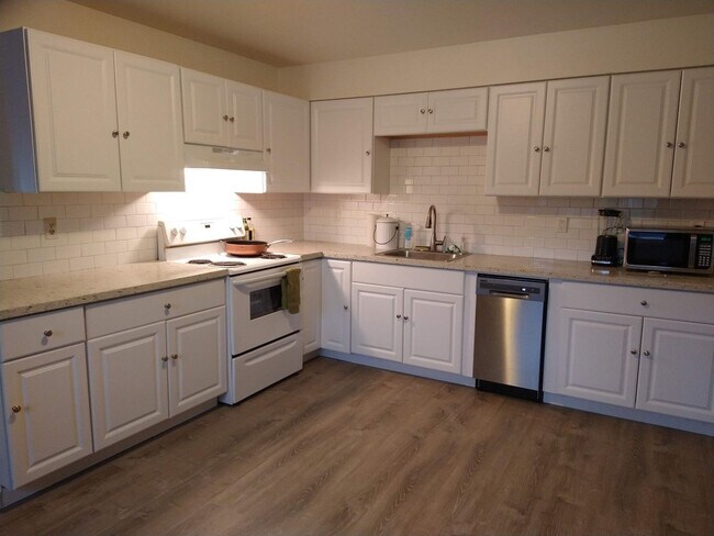 Building Photo - Adorable Woodstock 3 bedroom available for...
