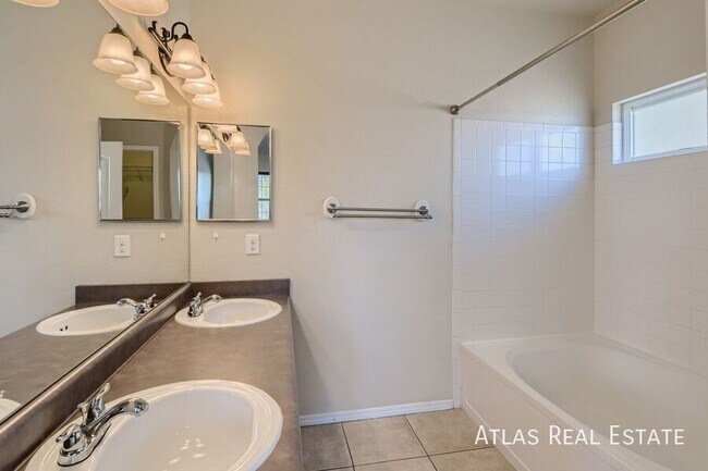 Foto del edificio - 715 Ridgebury Pl