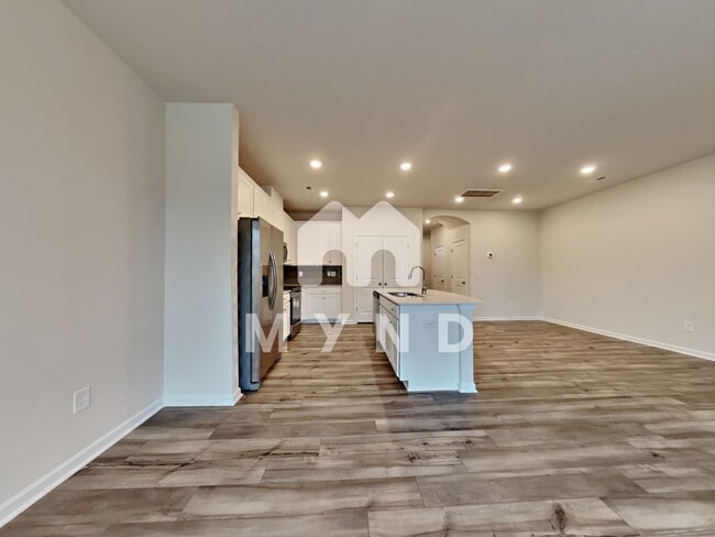 Building Photo - 220 Red Tail Way