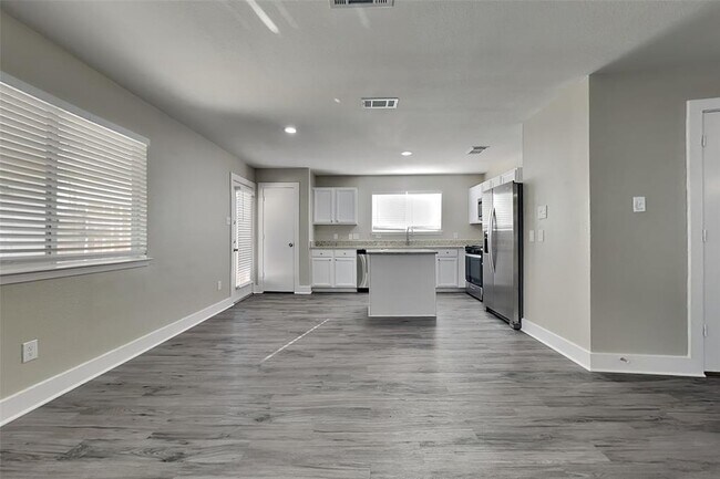 Building Photo - 423 Laurel Pine Dr