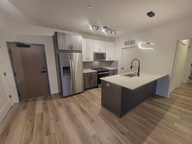 Photo - 302 W Liberty Dr Apartment