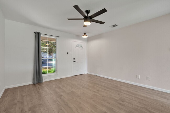 Building Photo - Charming 3 Bed 2.5 Bath Home in Wildhorse ...